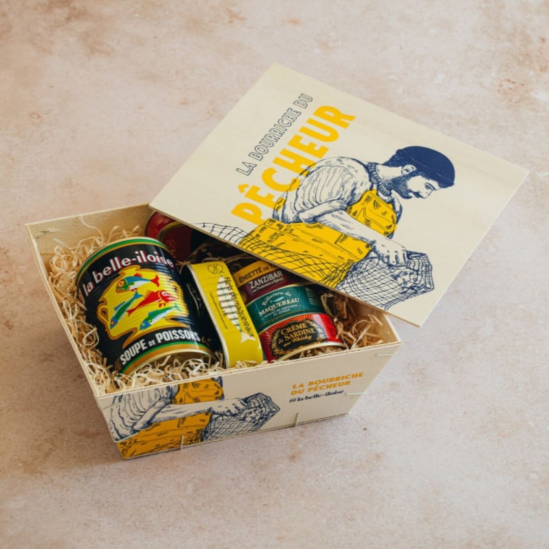 Sardinen-Geschenkkorb im Holzkorb